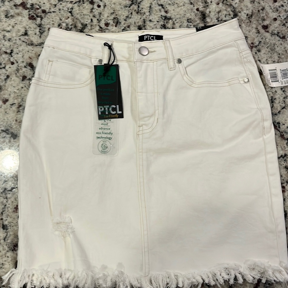 Ladies cute skirt new with tags
